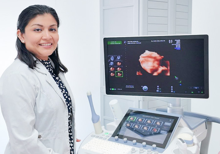 Doctora realizando ultrasonido